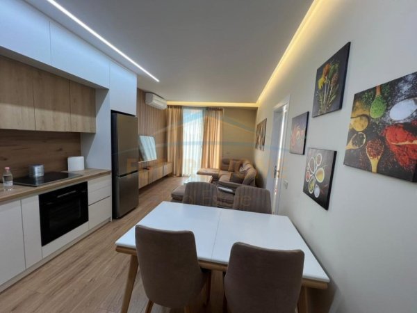 Tirane, jepet me qera apartament 2+1 Kati 5, 104 m² 1.000 € (Golden Tower)