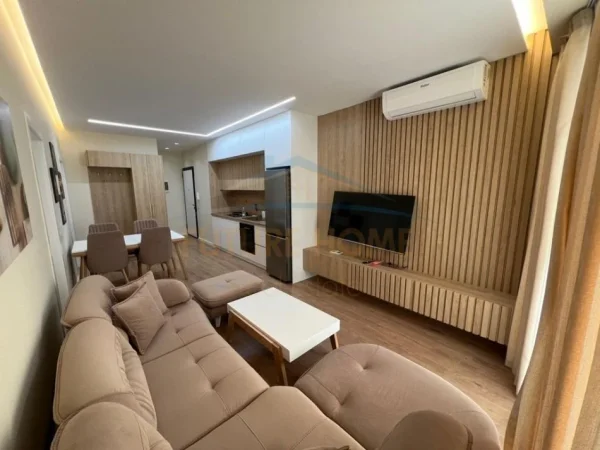 Tirane, jepet me qera apartament 2+1 Kati 5, 104 m² 1.000 € (Golden Tower)