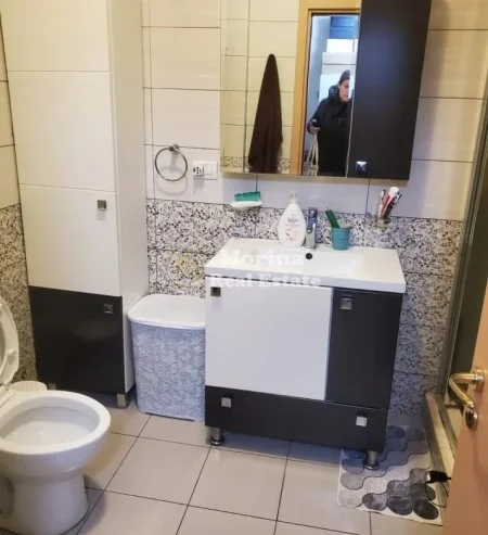 Tirane, jepet me qera apartament 1+1 Kati 5, 60 m² 400 € (Yzberisht)