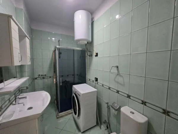 Tirane, jepet me qera apartament 2+1 Kati 8, 105 m² 700 € (RRUGA BARDHOK BIBA)