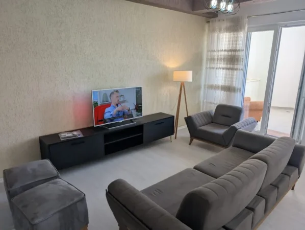 Tirane, jepet me qera apartament 2+1 Kati 2, 96 m² 700 €