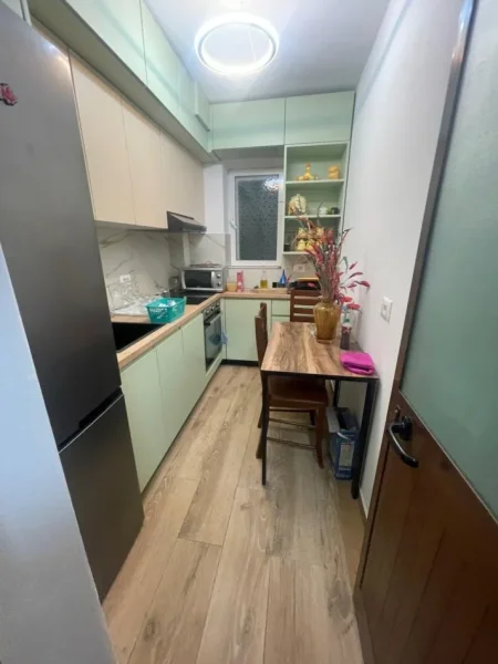 Jepet me Qira Apartament 2+1 tek Varri i Bamit ne Xhamllik,  500 €URO