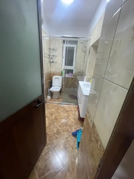 Jepet me Qira Apartament 2+1 tek Varri i Bamit ne Xhamllik,  500 €URO