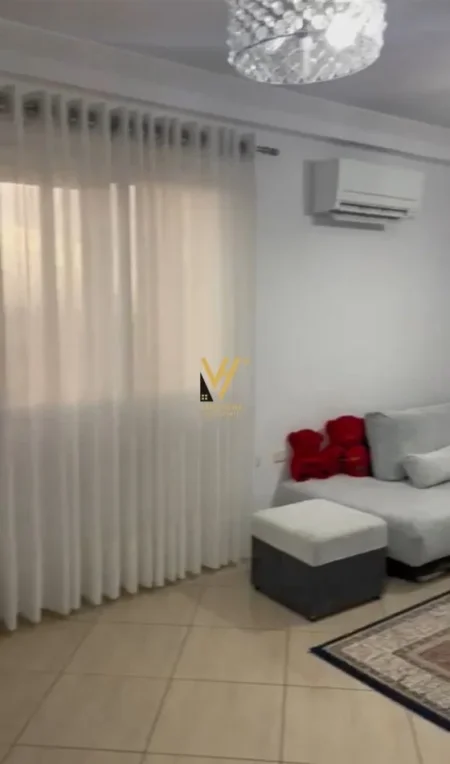 Tirane, jepet me qera apartament 2+1+Ballkon Kati 3, 90 m² 700 € (JORDAN MISJA)