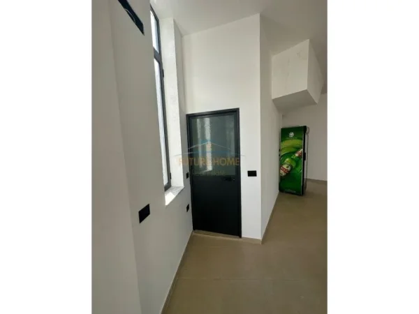 Tirane, jepet me qera ambjent biznesi Kati 2, 90 m² 450 € (Babrru)