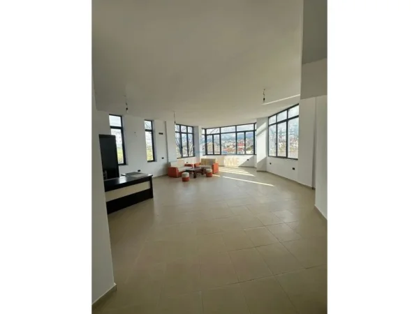 Tirane, jepet me qera ambjent biznesi Kati 2, 90 m² 450 € (Babrru)