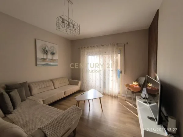 Tirane, jap me qera apartament 2+1 Kati 8, 103 m² 450 € (Pallatet Cabej)