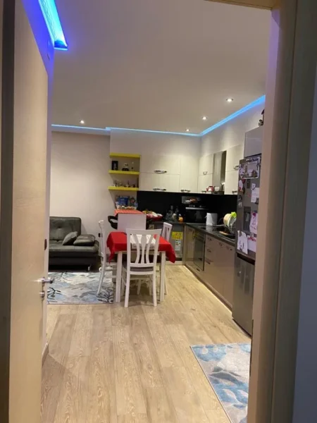 Tirane, jap me qera apartament 2+1 Kati 4, 100 m² 500 € (Pallatet Cabej)