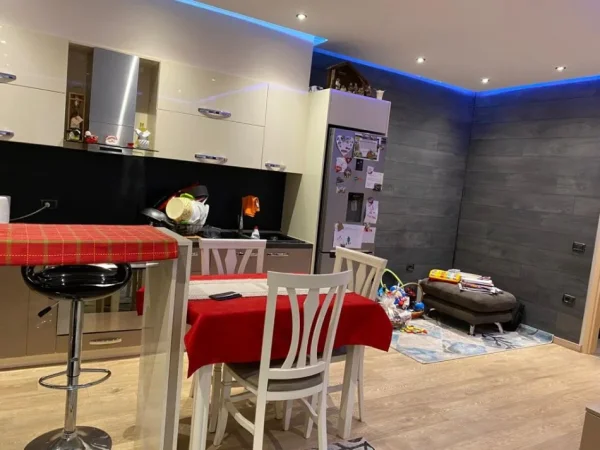 Tirane, jap me qera apartament 2+1 Kati 4, 100 m² 500 € (Pallatet Cabej)