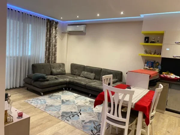 Tirane, jap me qera apartament 2+1 Kati 4, 100 m² 500 € (Pallatet Cabej)