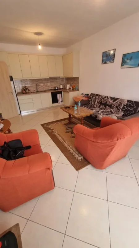 Jepet me Qira Apartament 2+1 ne Astir me Cmimin 400 mije leke/muaji,  400 €URO