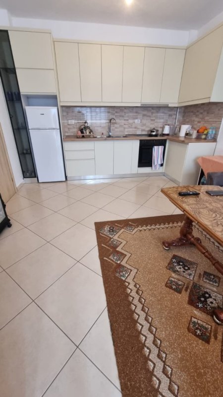 Jepet me Qira Apartament 2+1 ne Astir me Cmimin 400 mije leke/muaji,  400 €URO