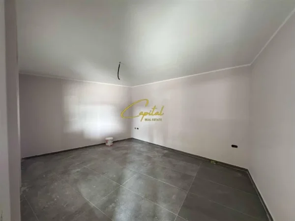 Tirane, jepet me qera magazine Kati 0, 280 m² 1.200 € (VORE)