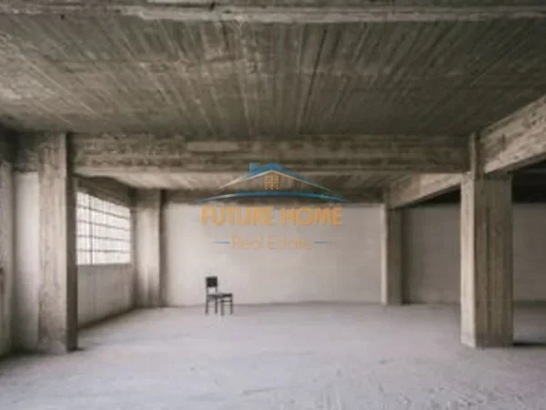 Tirane, jepet me qera magazine Kati -1, 312 m² 1.000 € (Babrru)