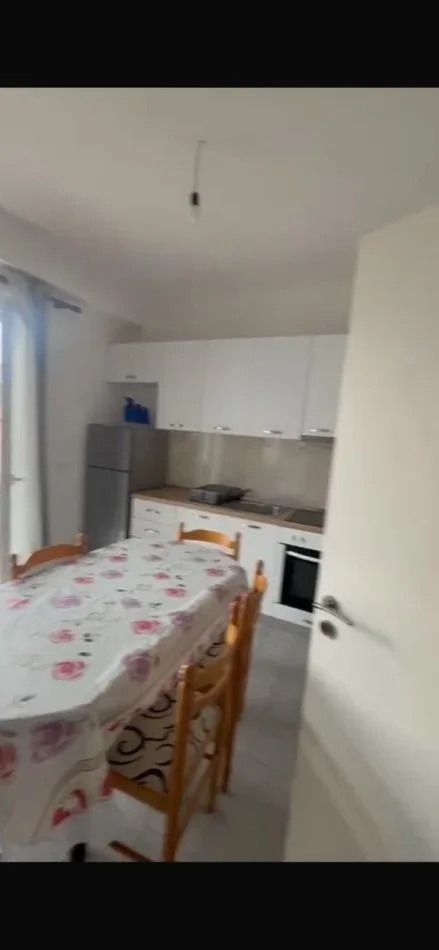 Tirane, jap me qera apartament 2+1 Kati 5, 100 m² 600 € (Komuna e Parisit)