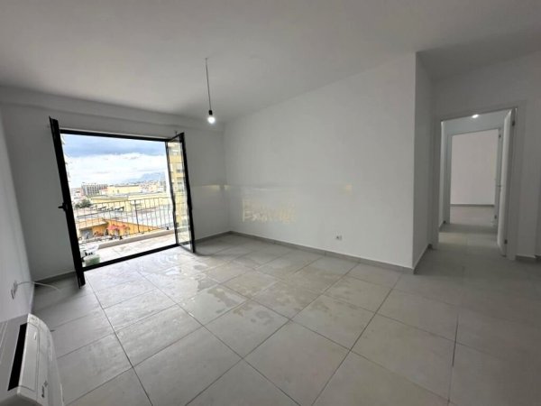 Tirane, jepet me qera zyre Kati 4, 110 m² 700 € (STACIONI I TRENIT)