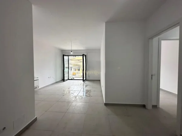 Tirane, jepet me qera zyre Kati 4, 110 m² 700 € (STACIONI I TRENIT)