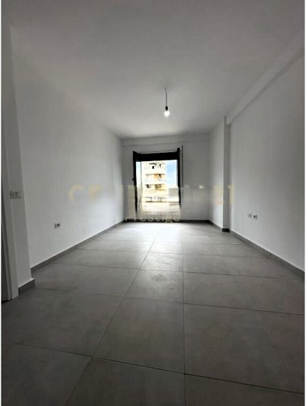 Tirane, jepet me qera zyre Kati 4, 110 m² 700 € (STACIONI I TRENIT)