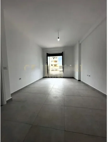 Tirane, jepet me qera zyre Kati 4, 110 m² 700 € (STACIONI I TRENIT)