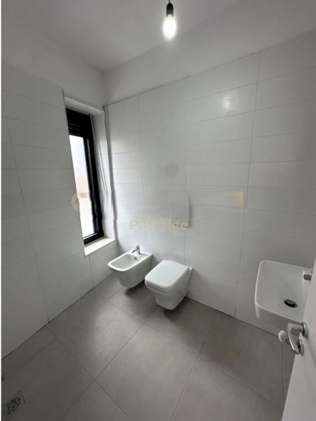 Tirane, jepet me qera zyre Kati 4, 110 m² 700 € (STACIONI I TRENIT)