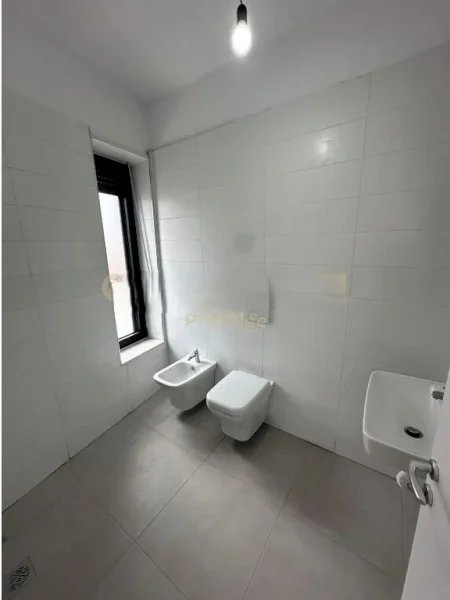 Tirane, jepet me qera zyre Kati 4, 110 m² 700 € (STACIONI I TRENIT)
