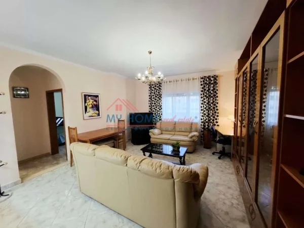 Tirane, jepet me qera apartament 1+1+Ballkon Kati 3, 65 m² 550 € (Komuna e Parisit)
