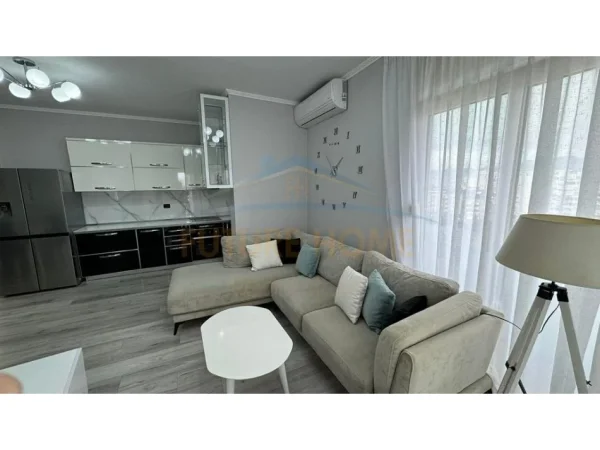 Tirane, jepet me qera apartament 2+1 Kati 8, 96 m² 550 € (Unaza e re)