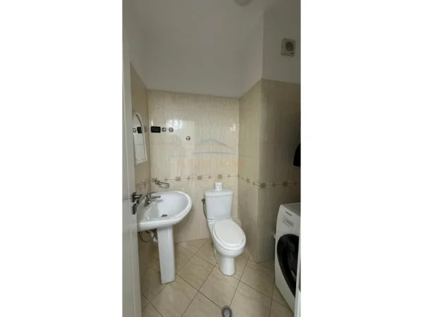 Tirane, jepet me qera apartament 2+1 Kati 8, 96 m² 550 € (Unaza e re)