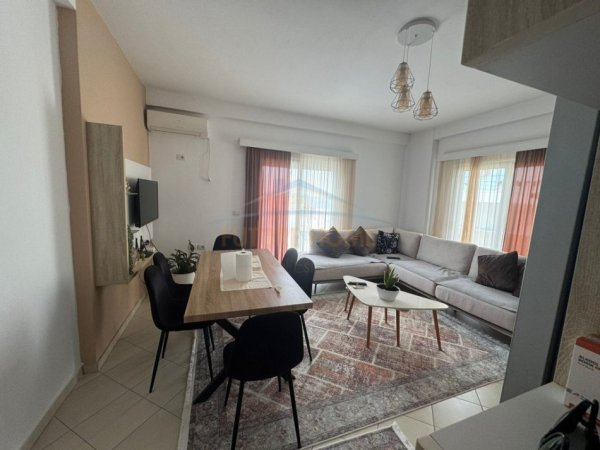 Vlore, shitet apartament 1+1 Kati 8, 62 m² 250.000 € (Rruga Petro Marko)