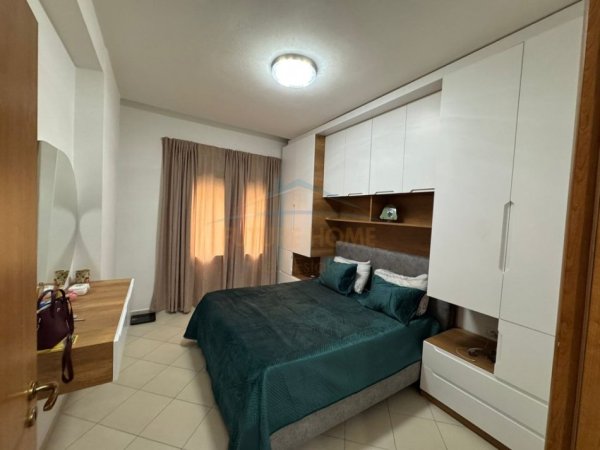Vlore, shitet apartament 1+1 Kati 8, 62 m² 250.000 € (Rruga Petro Marko)