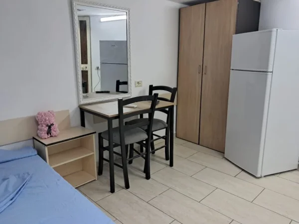 Tirane, jepet me qera apartament 1+1 Kati 2, 30 m² 250 € (Rruga 5 maji)