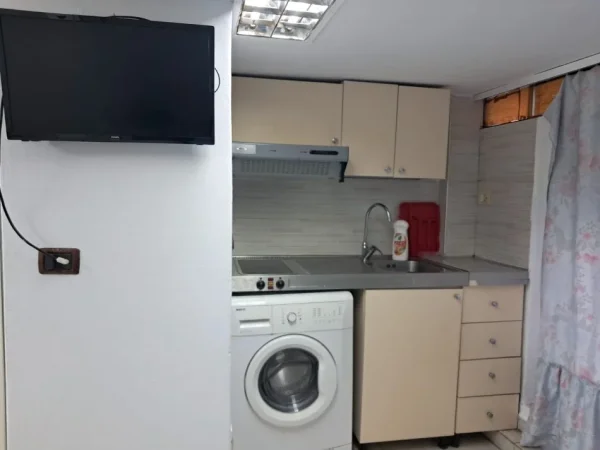 Tirane, jepet me qera apartament 1+1 Kati 2, 30 m² 250 € (Rruga 5 maji)