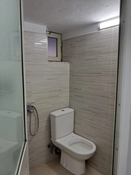 Tirane, jepet me qera apartament 1+1 Kati 2, 30 m² 250 € (Rruga 5 maji)