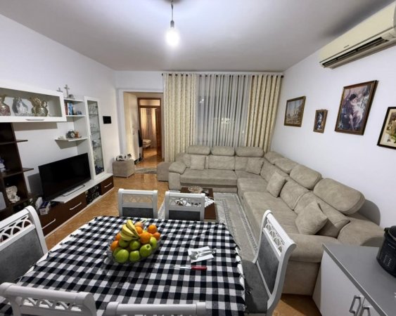 Tirane, shitet Vile 2 Katshe , 300 m² 300.000 € (yzberisht)