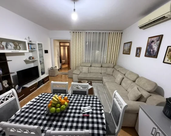 Tirane, shitet Vile 2 Katshe , 300 m² 300.000 € (yzberisht)