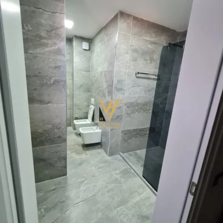 Tirane, jepet me qera apartament 2+1+Ballkon Kati 7, 130 m² 700 € (RRUGA “MUHAMET GJOLLESHA”, 21 DHJETORI)