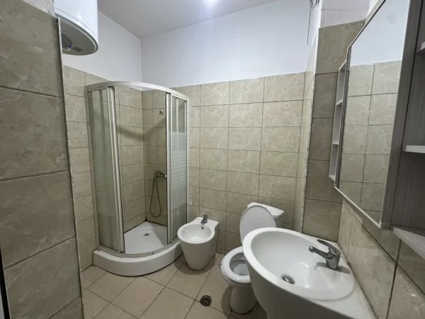 Tirane, jepet me qera apartament 1+1+Ballkon Kati 6, 65 m² 40.000 leke