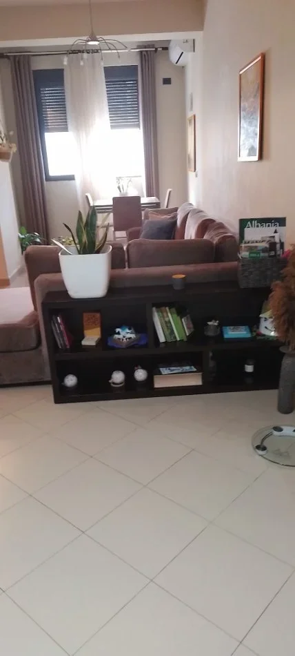 Tirane, jepet me qera apartament 1+1+Aneks+Ballkon Kati 3, 65 m² 530 € 