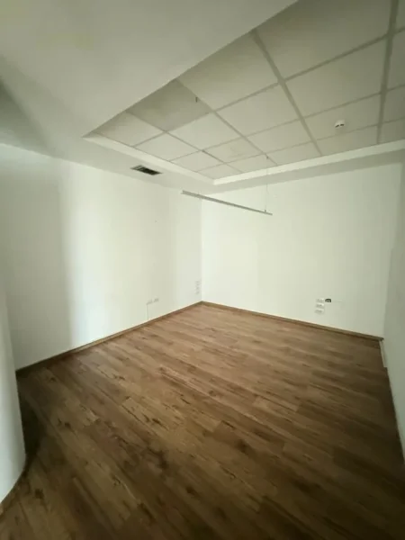 Tirane, jepet me qera zyre Kati 10, 105 m² 3.150 € (etc)
