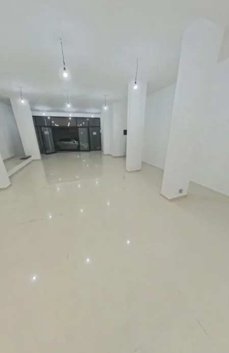 Tirane, jepet me qera dyqan , 130 m² 900 € (5 Maj)
