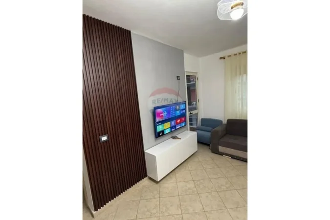 Durres, jepet me qera apartament 1+1 Kati 4, 50 m² 300 € (Shkembi kavajes)