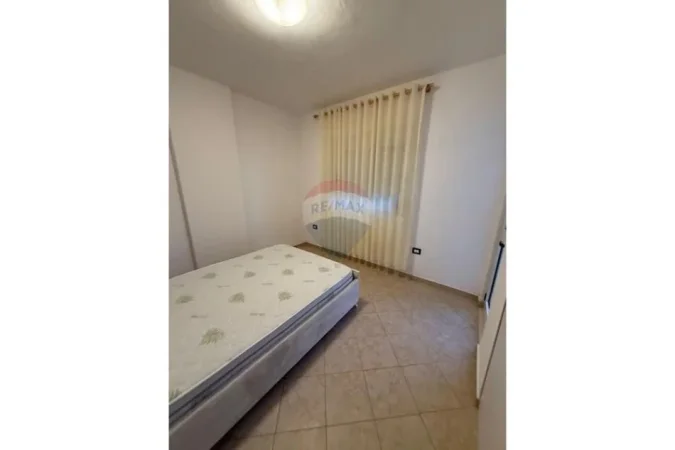 Durres, jepet me qera apartament 1+1 Kati 4, 50 m² 300 € (Shkembi kavajes)
