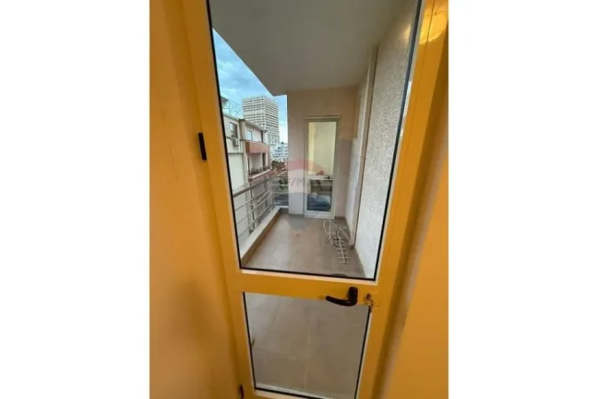 Durres, jepet me qera apartament 1+1 Kati 4, 50 m² 300 € (Shkembi kavajes)