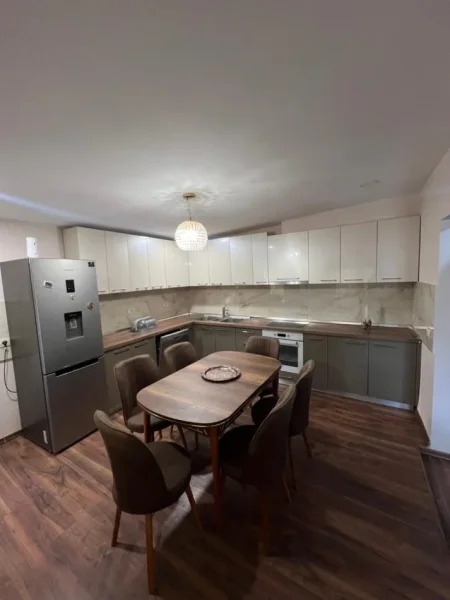 Tirane, jepet me qera apartament 3+1+Aneks+Ballkon Kati 6, 150 m² 600 € (rruga e kavajes , 21 dhjetori)