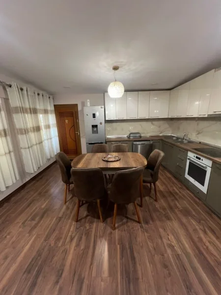 Tirane, jepet me qera apartament 3+1 Kati 6, 90 m² 600 € (Perball Inxhinierise Ndertimit,tek 21 Dhjetori, Tirane.)