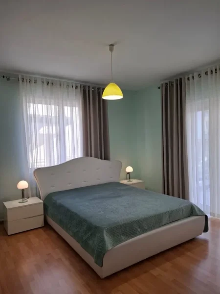 Tirane, jepet me qera apartament 2+1+Ballkon Kati 3, 115 m² 800 € (Rruga Eduard Mano)