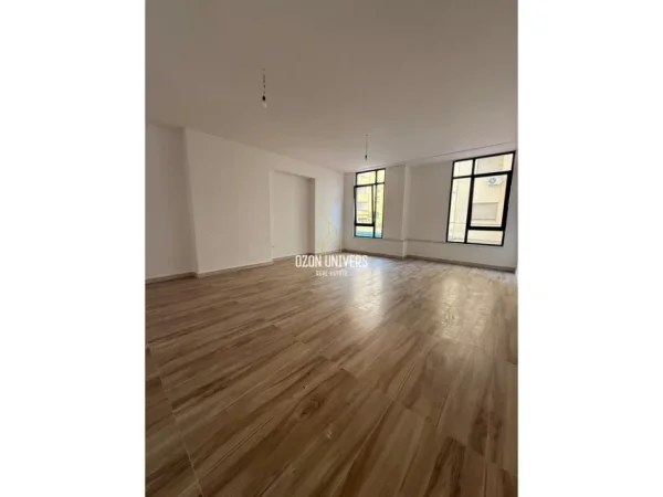 Tirane, jepet me qira ambient biznesi1+1 Kati 1, 72 m² (Rruga e Durrësit)