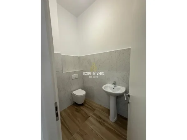 Tirane, jepet me qira ambient biznesi1+1 Kati 1, 72 m² (Rruga e Durrësit)