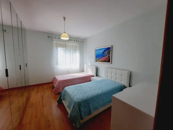 Tirane, jepet me qera apartament 2+1+Ballkon Kati 3, 110 m² 800 € (Rruga Eduard Mano)
