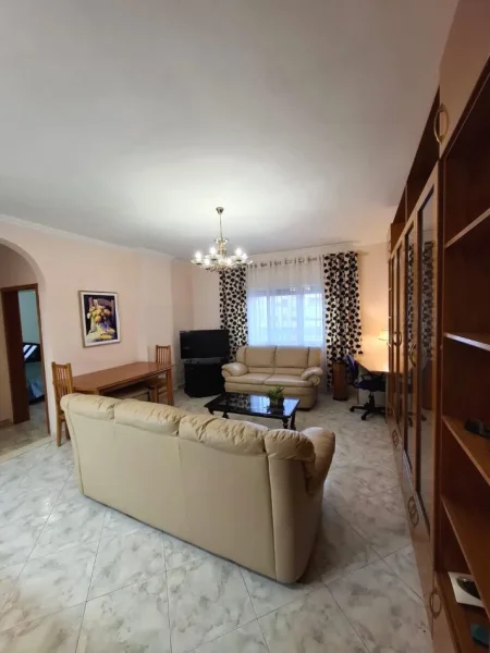 Tirane, jepet me qera apartament 1+1 Kati 3, 65 m² 550 € (Komuna e Parisit)
